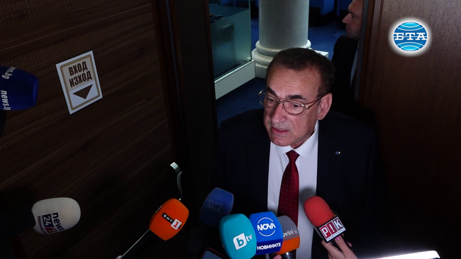 Като цяло в групата на ДПС има напрежение, защото колективните органи трябва да работят, каза Джевдет Чакъров