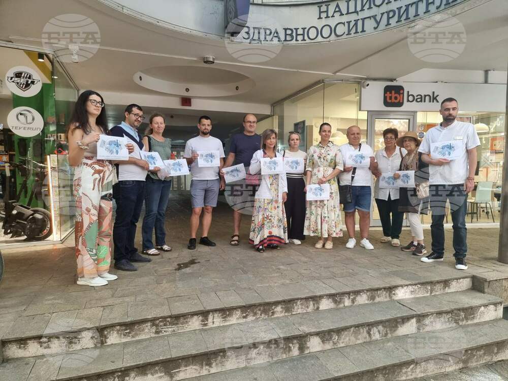 Фармацевти от Стара Загора и региона се събраха на мълчалив протест пред Националната здравноосигурителна каса в града