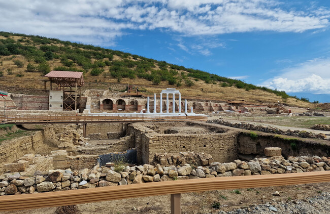 Excavation Crew Finds Toy, Clay Lamp, Ceramic Jug in Graves in Heraclea Sintica