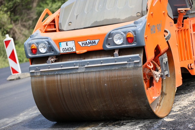 Главната улица в село Копривлен, община Хаджидимово, се ремонтира със средства от европейски проект 