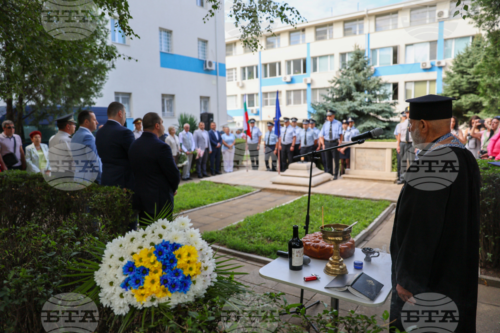 Полицията в Благоевград отбеляза професионалния си празник с водосвет за здраве и полагане на цветя на паметна плоча в двора на дирекцията
