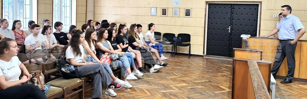 Ученици от Тутракан наблюдаваха наказателното производство с подсъдим за хулигански действия при шофиране