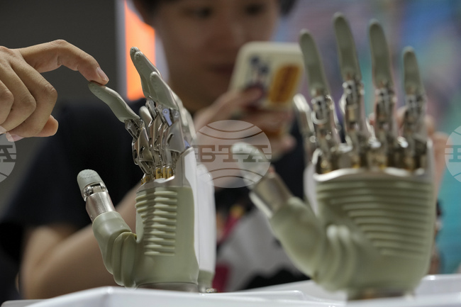 Китай внедрява за първи път в света пневматична ръкавица, управлявана със силата на мисълта, за пациенти с парализа