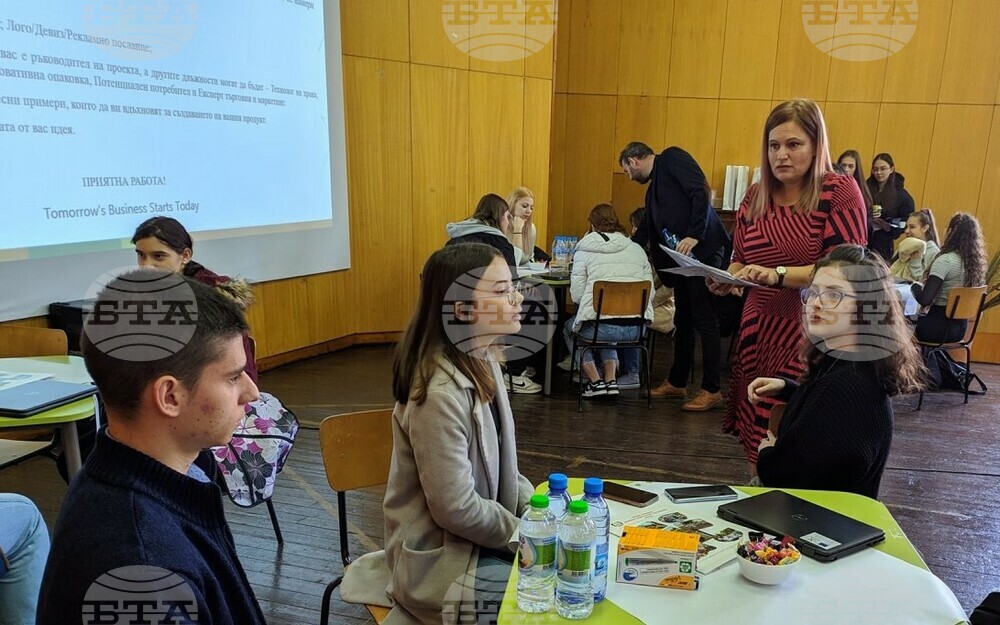 Бургаски ученици представиха идея за биоразградими опаковки от царевица