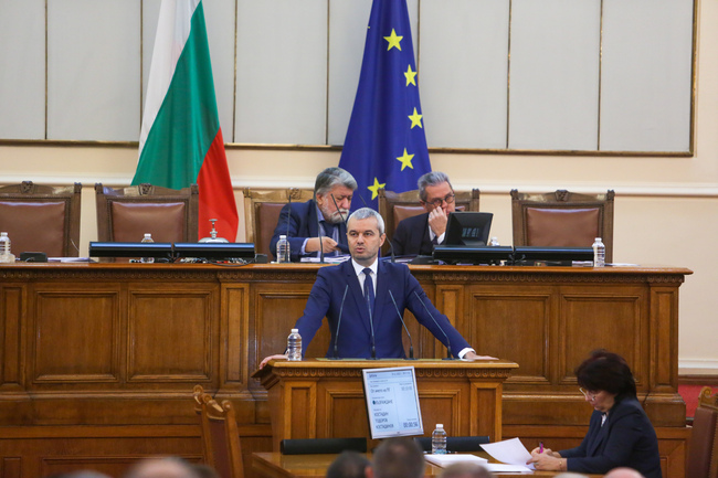 "Възраждане" призова правителството да постави въпроса за посегателствата срещу български клубове в РСМ на най-високо ниво в ЕС