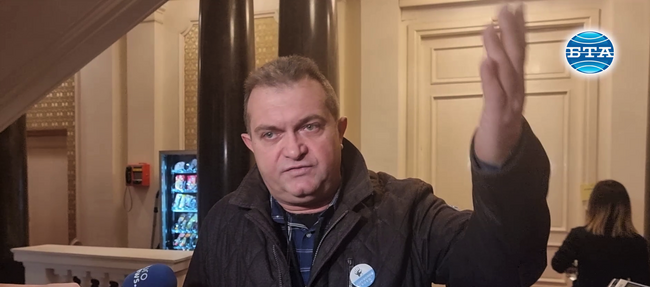 Лидерът на "Боец" влезе в сградата на парламента да изрази недоволство срещу хартиените бюлетини