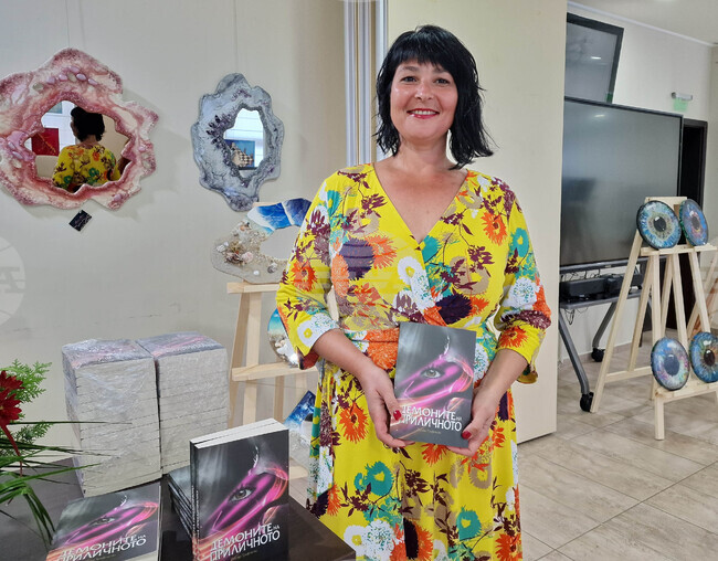 Живеещата в Германия писателка Росица Трифонова ще представи днес романа си „Демоните на приличното“ в Русе