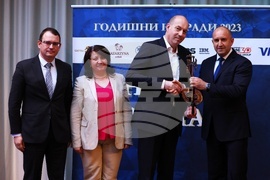 Румен Радев - награди - "Банка на годината" 2023 - ОББ