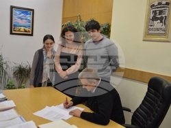 Снимка: Община Благоевград - Илко Стоянов подкрепи протестна подписка на жители срещу рудник за добив на барит край с. Лешко