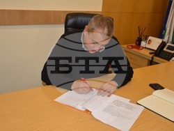 Снимка: Община Благоевград - Илко Стоянов подкрепи протестна подписка на жители срещу рудник за добив на барит край с. Лешко