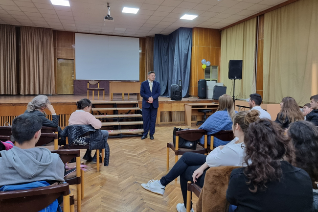 Вестник „Росица“ инициира среща на ученици от клубовете по журналистика с Кирил Вълчев в Севлиево