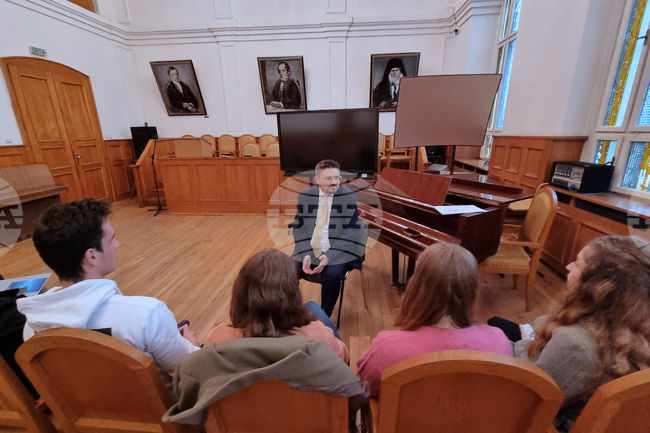 Габрово - Кирил Вълчев - ученици - Национална Априловска гимназия - среща