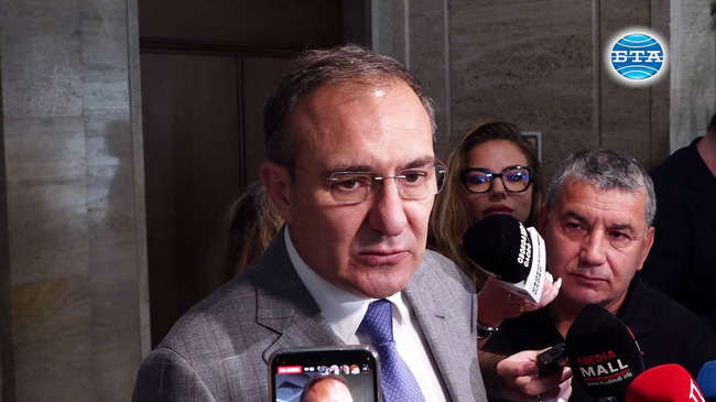 Действително България се превръща в една банка, която постоянно дава средства на Украйна, коментира Борислав Гуцанов