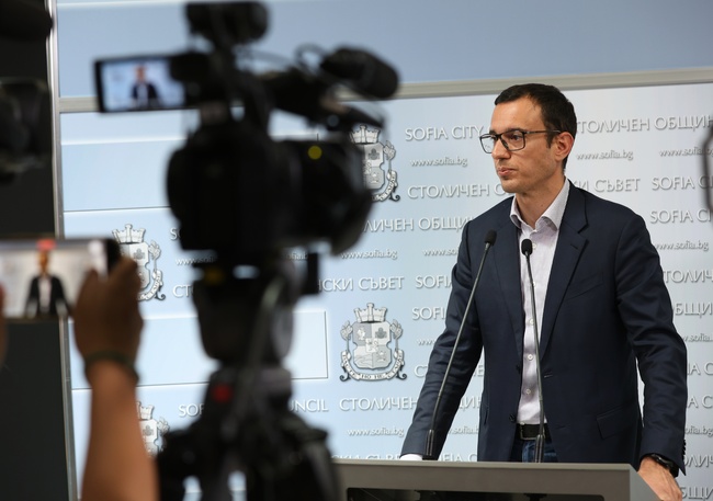Решението на Административния съд за избор на кмет на Столичната община е стъпка в правилната посока, пише Васил Терзиев във Фейсбук