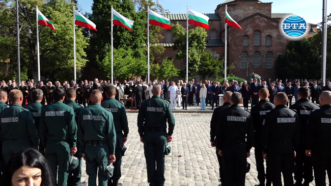 С водосвет на знамената и полагане на венци пред Паметника на Незнайния воин МВР отбеляза 145 години от създаването си