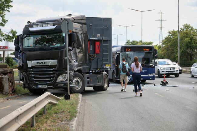 Блокирано е движението на главен булевард в Бургас заради катастрофа между тир и автобус на градския транспорт