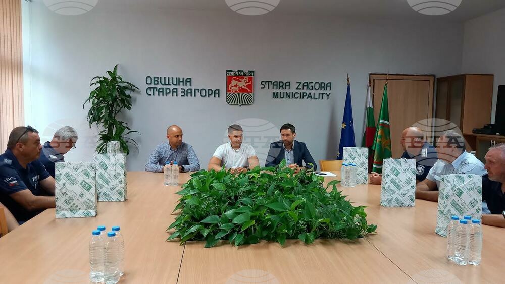 Наградиха осем полицаи от група „Общинска полиция“ в Стара Загора по случай професионалния празник на МВР
