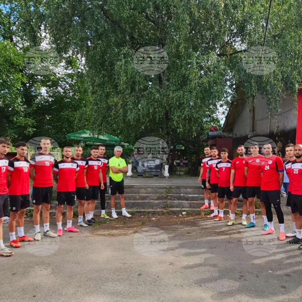 Футболистите и треньорите на Локомотив (София) почетоха рождения ден на клубната легенда Начко Михайлов