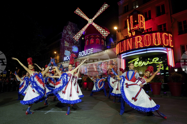 Перките на вятърната мелница на кабарето "Мулен Руж" в Париж отново се завъртяха