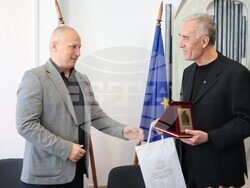 Снимка: Областна администрация Стара Загора – Връчване на Почетен знак на областния управител