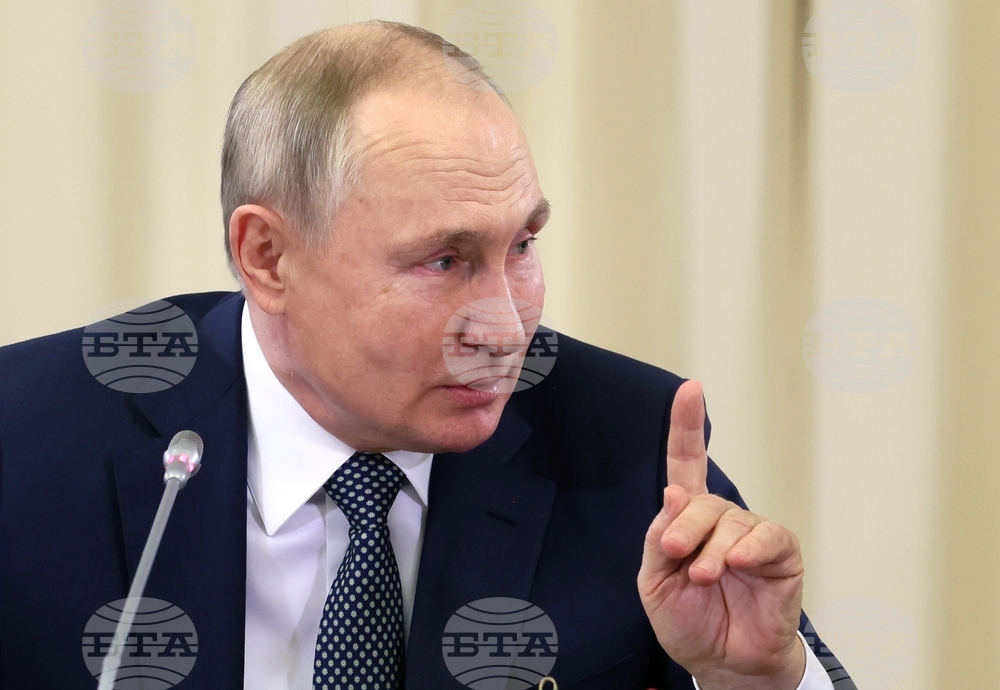 Путин премина с кола по частично разрушения Кримски мост, съобщиха руски медии