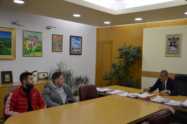 Община Благоевград: След добре свършена работа на звено „Инспекторат“ към Община Благоевград! Групата младежи, които счупиха парапет в центъра на града се срещнаха с кмета Стоянов и заявиха желание да поемат разходите по възстановяване на съоръжението