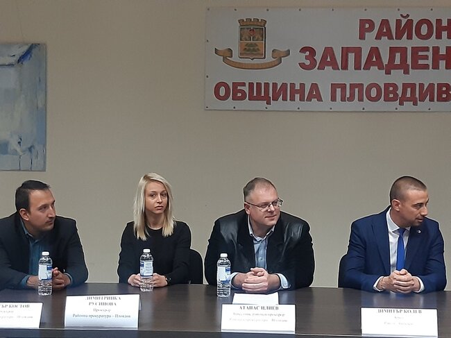 Апелативна прокуратура – Пловдив: Прокурори от Районна прокуратура – Пловдив изнесоха лекция на тема „Животът е хубав без агресия“ пред гимназисти от три училища по покана на кмета на район „Западен“ в града