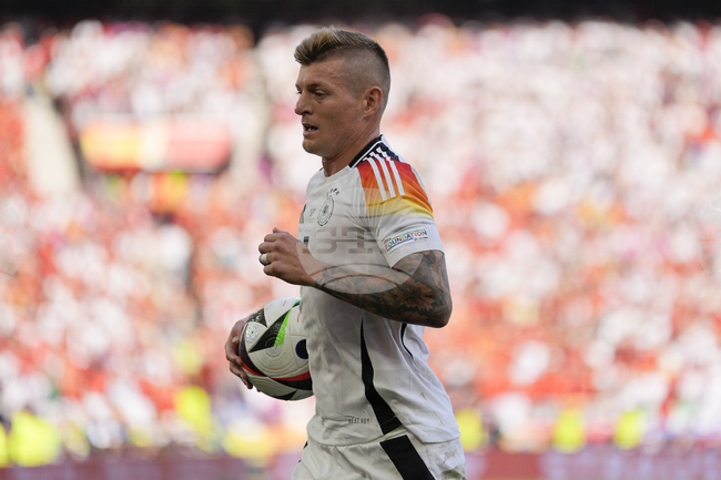 Тони Кроос публикува снимка с нов трофей - ден след като обяви, че се оттегля от публичното пространство 