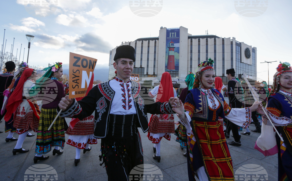 Флашмоб - В ритъма на танца и хванати за ръце - ЗОНТА казва НЕ на насилието