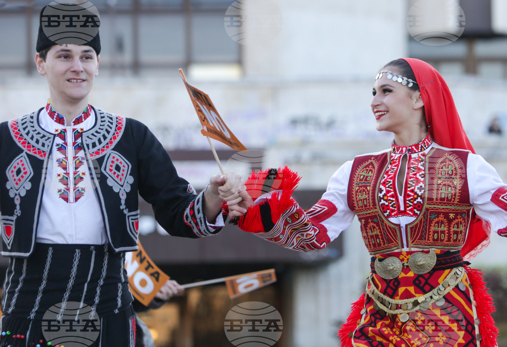 Флашмоб - В ритъма на танца и хванати за ръце - ЗОНТА казва НЕ на насилието
