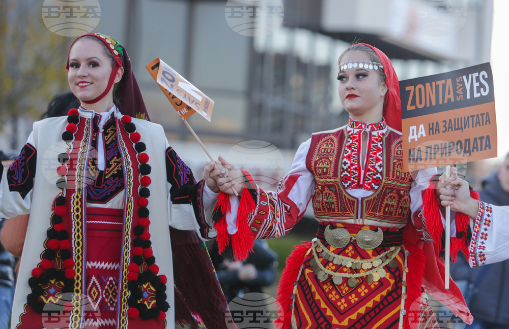 Флашмоб - В ритъма на танца и хванати за ръце - ЗОНТА казва НЕ на насилието