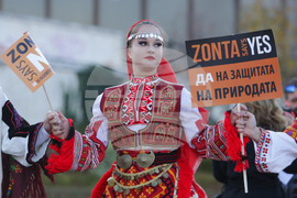 Флашмоб - В ритъма на танца и хванати за ръце - ЗОНТА казва НЕ на насилието