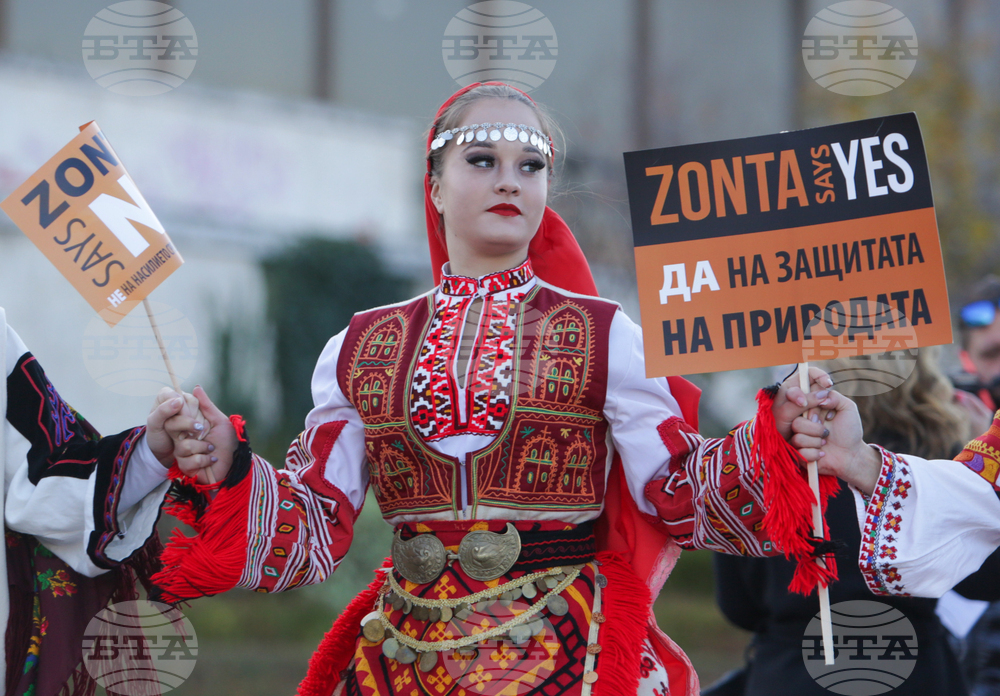 Флашмоб - В ритъма на танца и хванати за ръце - ЗОНТА казва НЕ на насилието