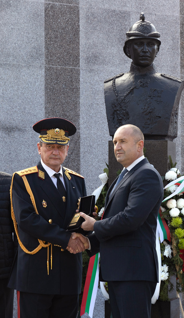 Президентство: Държавният глава удостои главен комисар Николай Николов с Почетен знак на президента