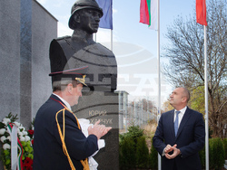 Държавният глава удостои главен комисар Николай Николов с Почетен знак на президента 