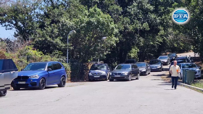 Шест коли с представители на ДПС пристигнаха в къщата на Ахмед Доган в парк "Росенец"