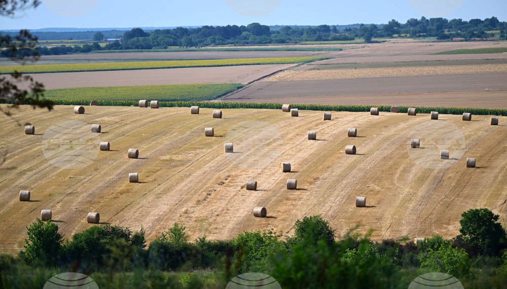 Село Духовец - природа - рулонни бали