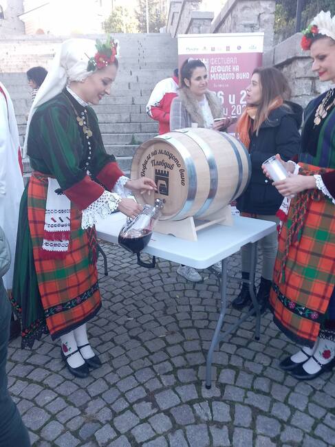 Министерство на туризма: Заместник-министър Ирена Георгиева откри традиционния фестивал „Дефиле на младото вино“ в Пловдив