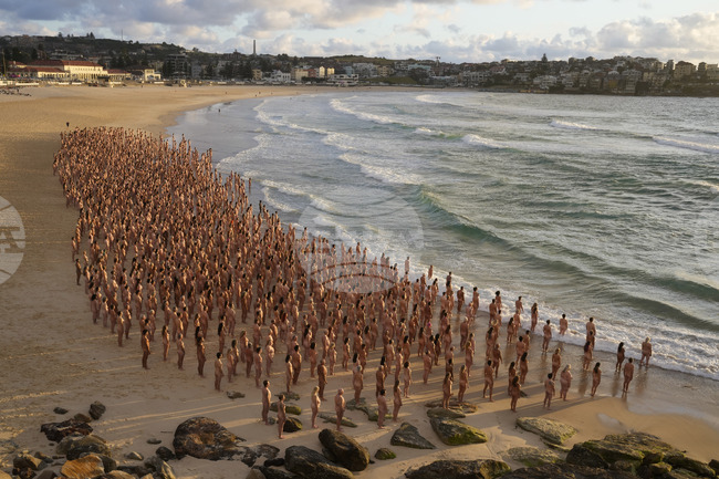 Стотици хора позираха голи в испанска маслинова гора за фотографа Спенсър Туник