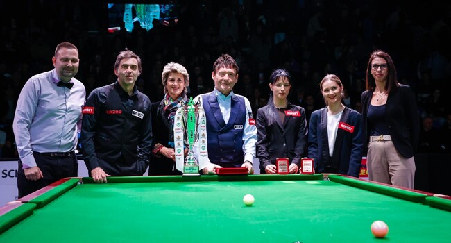 Министерство на младежта и спорта: Весела Лечева връчи купата след демонстративната среща между звездите на снукъра Рони О'Съливан и Джими Уайт