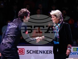 Снимка: Министерство на младежта и спорта - Весела Лечева връчи купата след демонстративната среща между звездите на снукъра Рони О'Съливан и Джими Уайт