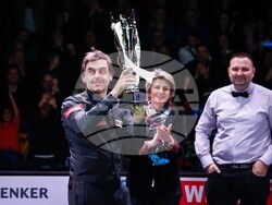 Снимка: Министерство на младежта и спорта - Весела Лечева връчи купата след демонстративната среща между звездите на снукъра Рони О'Съливан и Джими Уайт