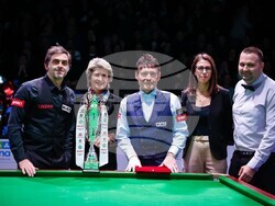 Снимка: Министерство на младежта и спорта - Весела Лечева връчи купата след демонстративната среща между звездите на снукъра Рони О'Съливан и Джими Уайт