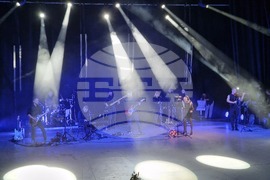 С нестихващи аплодисменти публиката в Бургас приветства Лили Иванова