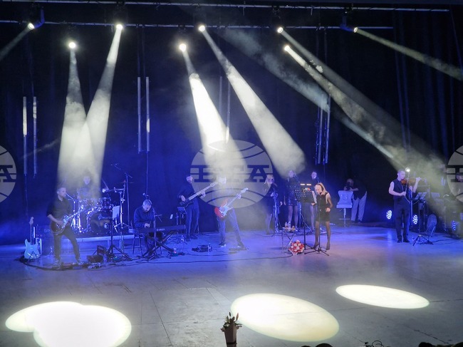 Лили Иванова ще пее тази вечер в Летния театър в Бургас 