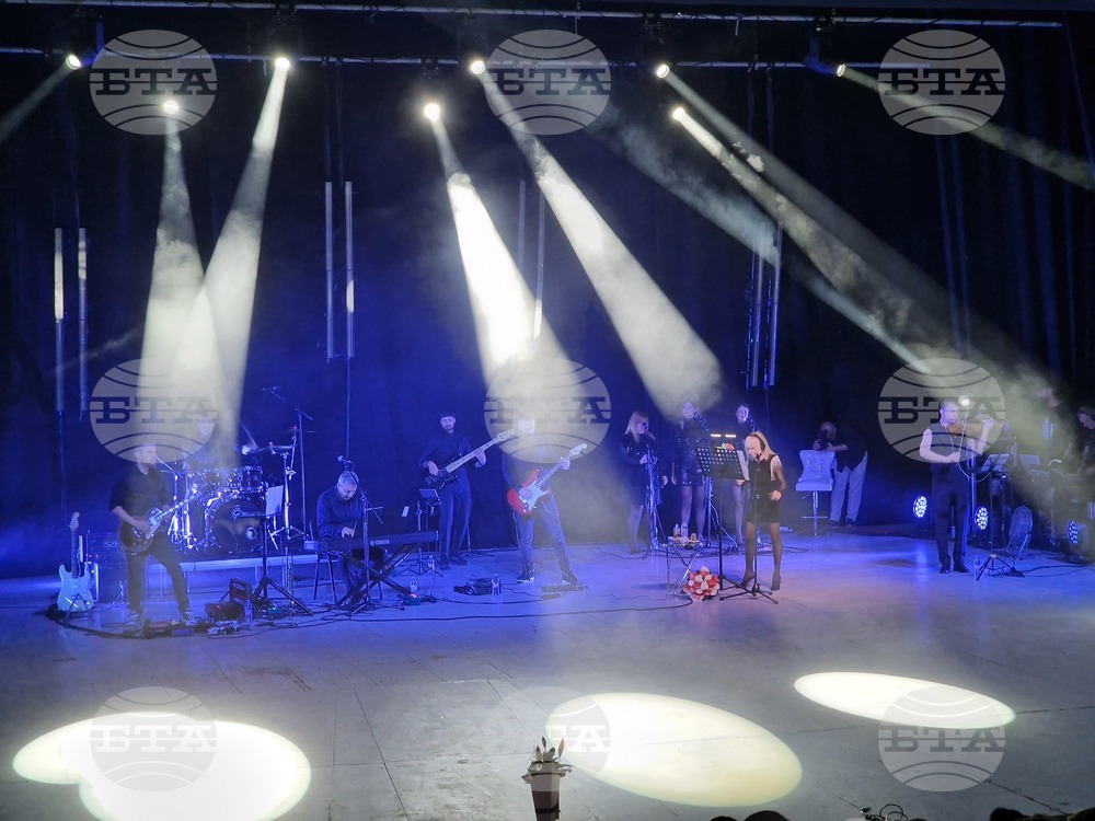 С нестихващи аплодисменти публиката в Бургас приветства Лили Иванова