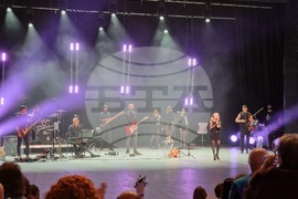 С нестихващи аплодисменти публиката в Бургас приветства Лили Иванова