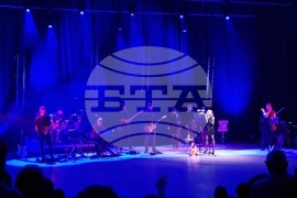 С нестихващи аплодисменти публиката в Бургас приветства Лили Иванова