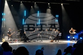 С нестихващи аплодисменти публиката в Бургас приветства Лили Иванова