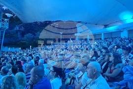 С нестихващи аплодисменти публиката в Бургас приветства Лили Иванова